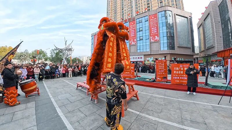 醒獅街頭送福，這個(gè)元宵岳西太燃了